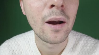 Erkeklerin ağızlarına yakın çekim, farklı yüz ifadeleri.