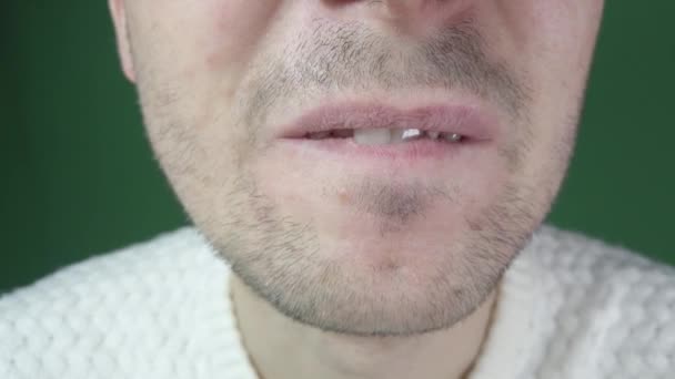 男性の口のクローズアップ 顔の表情のさまざまなバリエーション — ストック動画