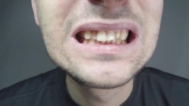 Erkeklerin ağızlarına yakın çekim, farklı yüz ifadeleri.