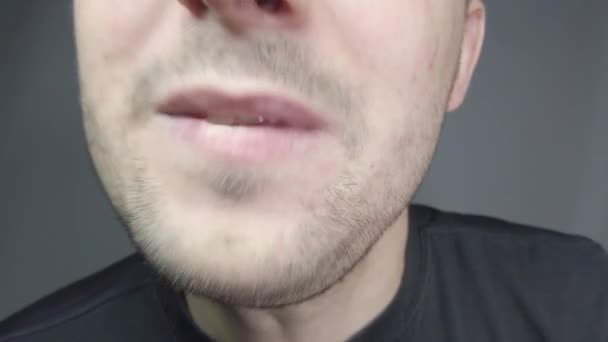 男性の口のクローズアップ 顔の表情のさまざまなバリエーション — ストック動画