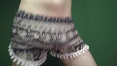 Erkek gövdesi yakın çekim, erkek seksi kadın şortu.