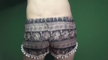 Erkek gövdesi yakın çekim, erkek seksi kadın şortu.