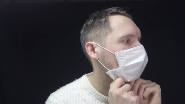 Hombre Con Una Máscara Protectora Tose Hombre Está Enfermo Resfriado — Vídeo de stock