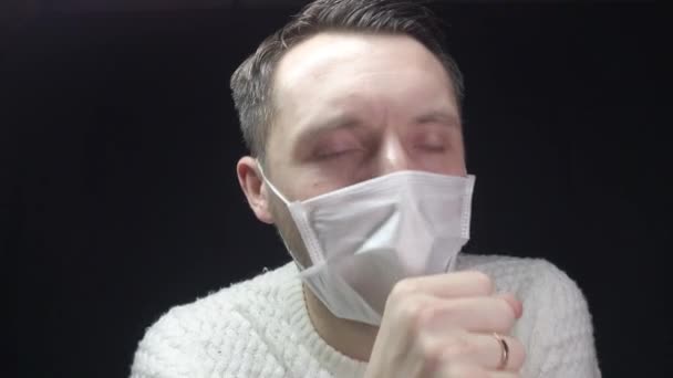 Koruyucu Maskeli Bir Adam Öksürüyor Adam Hasta Üşütmüş Öksürüyor — Stok video