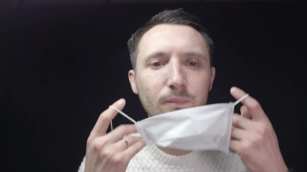 Homme Avec Masque Protecteur Tousse Est Malade Rhume Toux — Video