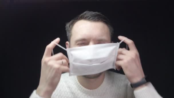 Een Man Met Een Beschermend Masker Hoest Man Ziek Verkouden — Stockvideo