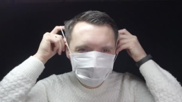 Een Man Met Een Beschermend Masker Hoest Man Ziek Verkouden — Stockvideo