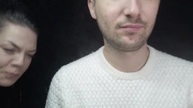 Koruyucu maskeli bir adam öksürüyor. Adam hasta, üşütmüş, öksürüyor..