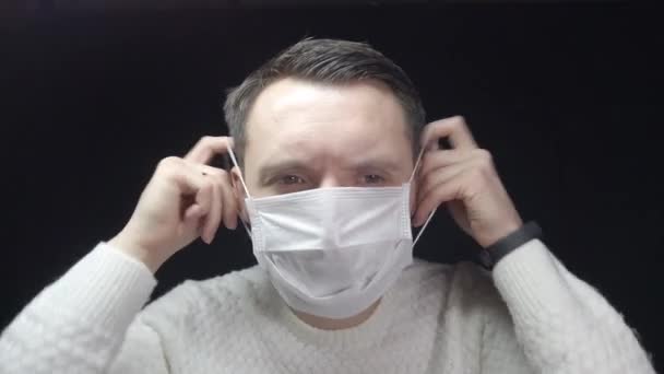 防護マスクの男が咳をする あの男は病気で冷たい咳をしている — ストック動画