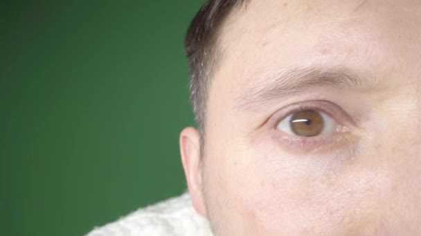 Primo piano dell'occhio maschile, ingrossamento della pupilla, occhi lampeggianti — Video Stock