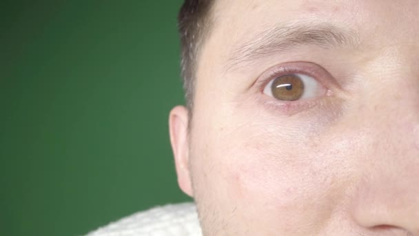 Gros plan sur l "œil masculin, agrandissement de la pupille, clignement des yeux — Video