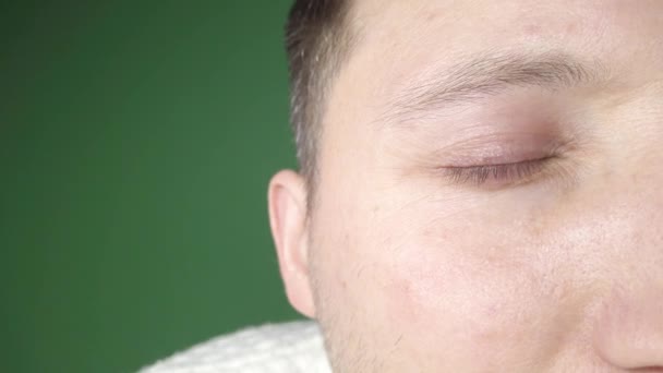 Primo piano dell'occhio maschile, ingrossamento della pupilla, occhi lampeggianti — Video Stock