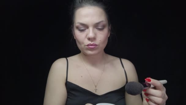 Ragazza Trucco Dipinge Gli Occhi Sopracciglia Mette Polvere Sul Viso — Video Stock