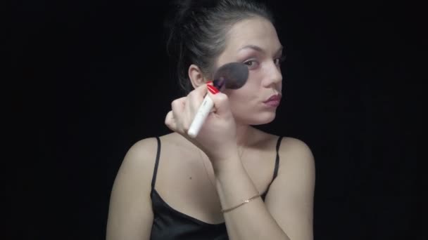 Chica Maquilla Pinta Los Ojos Las Cejas Pone Polvo Cara — Vídeos de Stock