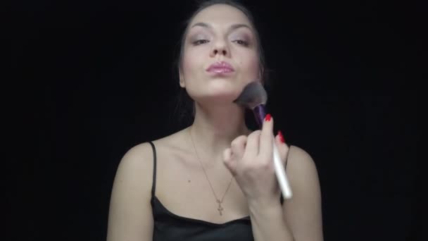 Chica Maquilla Pinta Los Ojos Las Cejas Pone Polvo Cara — Vídeos de Stock