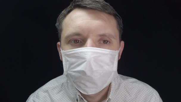 Mann Medizinischer Maske Schutz Vor Coronavirus Und Verschiedenen Krankheiten — Stockvideo