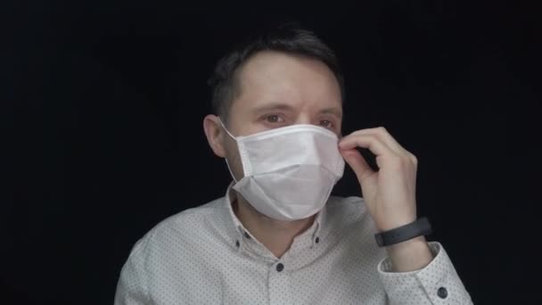Άντρας Ιατρική Μάσκα Προστασία Από Τον Κορωναϊό Και Διάφορες Ασθένειες — Αρχείο Βίντεο