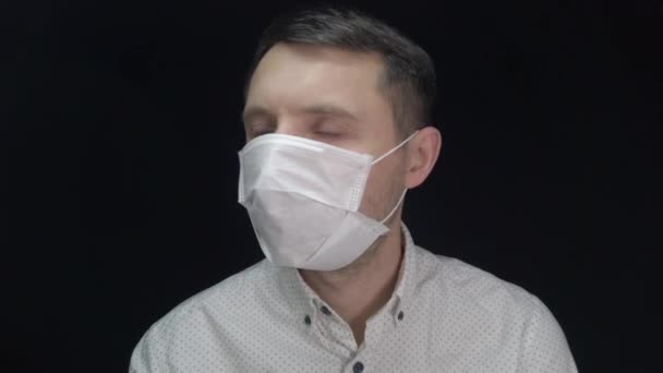 Mann Medizinischer Maske Schutz Vor Coronavirus Und Verschiedenen Krankheiten — Stockvideo