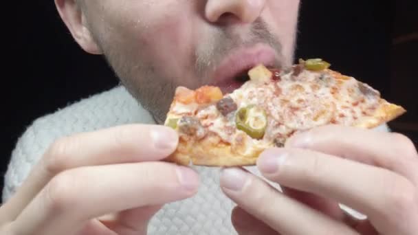 Primer Plano Hombre Come Pizza Sobre Fondo Negro — Vídeos de Stock