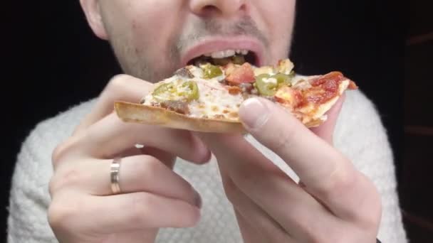 Close Man Eet Pizza Zwarte Achtergrond — Stockvideo