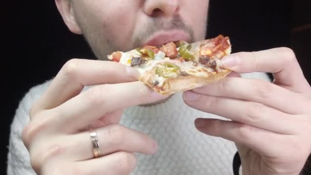 Close Homem Come Pizza Fundo Preto — Vídeo de Stock