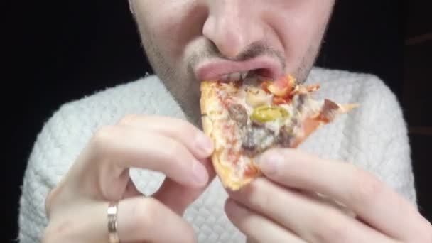 Крупный План Человек Ест Пиццу Черном Фоне — стоковое видео