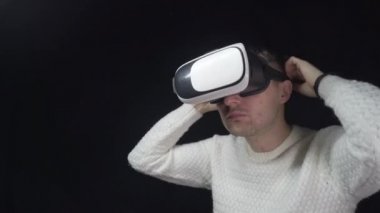 Siyah arka planda üç boyutlu gözlüklü adam.