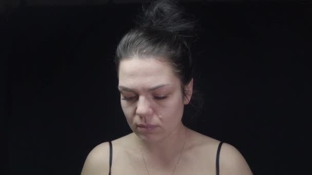 女孩照顾她的脸 做她的化妆 — 图库视频影像