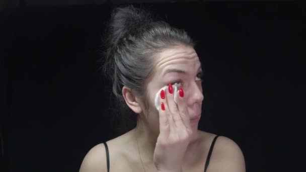 Dziewczyna Dba Swoją Twarz Sprawia Jej Makijaż — Wideo stockowe