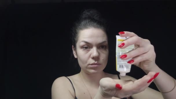 Fille Prend Soin Son Visage Fait Son Maquillage — Video