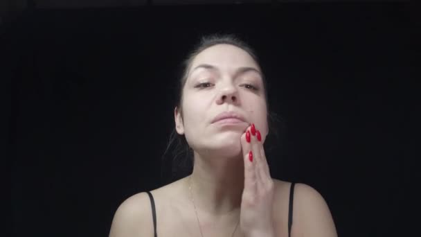 Chica Cuida Cara Hace Maquillaje — Vídeo de stock
