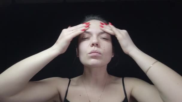 Menina Cuida Seu Rosto Faz Sua Maquiagem — Vídeo de Stock