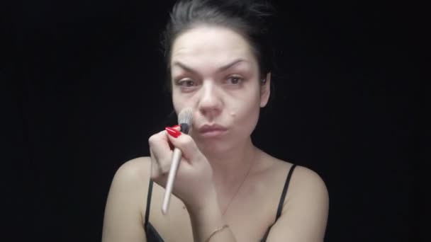Chica Cuida Cara Hace Maquillaje — Vídeos de Stock