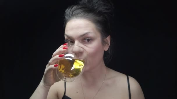 Κορίτσι Πίνει Μπύρα Από Γυαλί Μαύρο Φόντο — Αρχείο Βίντεο
