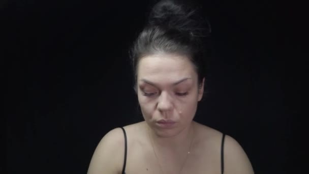 소녀는 자신의 화장을 얼굴을 돌보고 아름다움을 만들어 화장을 — 비디오