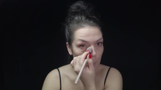 Girl Makes Her Own Makeup Looks Her Face Creates Beauty — 图库视频影像