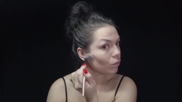 Flickan Gör Sin Egen Makeup Ser Efter Sitt Ansikte Och — Stockvideo