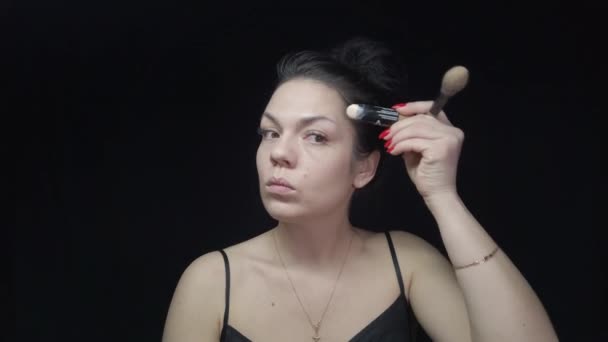 Kız Kendi Makyajını Yapıyor Yüzüne Bakıyor Güzellik Yaratıyor Siyah Arkaplanda — Stok video