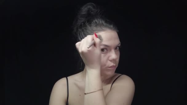 Дівчина Робить Свій Власний Макіяж Доглядає Обличчям Створює Красу Кадри — стокове відео