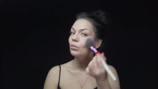 Flickan Gör Sin Egen Makeup Ser Efter Sitt Ansikte Och — Stockvideo