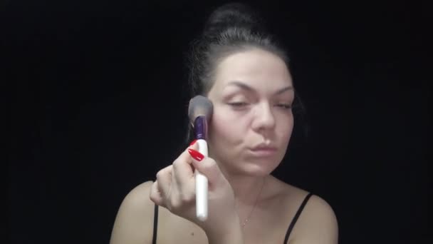 Chica Hace Propio Maquillaje Cuida Cara Crea Belleza Filmación Con — Vídeo de stock