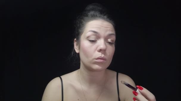 Flickan Gör Sin Egen Makeup Ser Efter Sitt Ansikte Och — Stockvideo