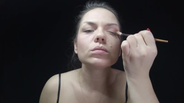 Chica Hace Propio Maquillaje Cuida Cara Crea Belleza Filmación Con — Vídeos de Stock