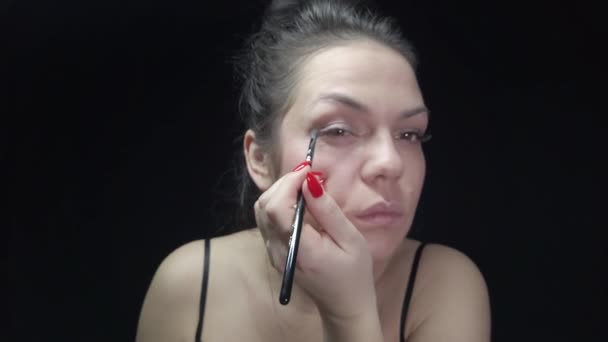 Chica Hace Propio Maquillaje Cuida Cara Crea Belleza Filmación Con — Vídeos de Stock