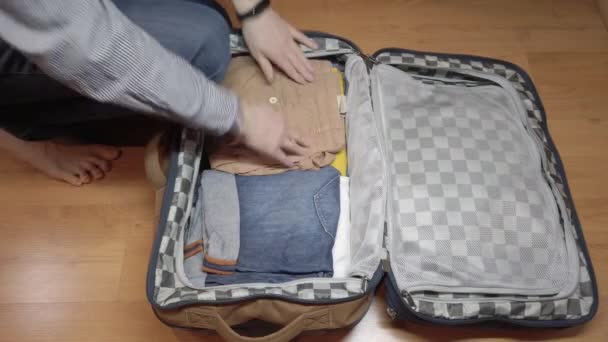 Homme Récupère Une Valise Pour Voyage Vacances Voyage Affaires — Video