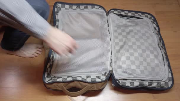 Een Man Verzamelt Een Koffer Voor Een Reis Vakantie Zakenreis — Stockvideo