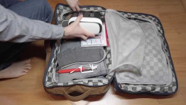 Een Man Verzamelt Een Koffer Voor Een Reis Vakantie Zakenreis — Stockvideo
