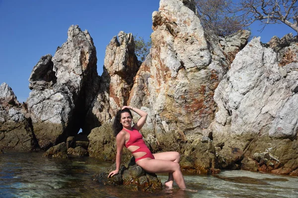 Ragazza Sulla Spiaggia Rocciosa Del Mare Azzurro Della Thailandia — Foto Stock