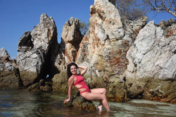 Chica Playa Rocosa Del Mar Azul Tailandia — Foto de Stock