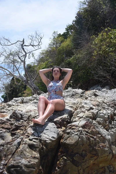 Chica Descansa Una Playa Rocosa Chica Traje Baño Las Rocas —  Fotos de Stock